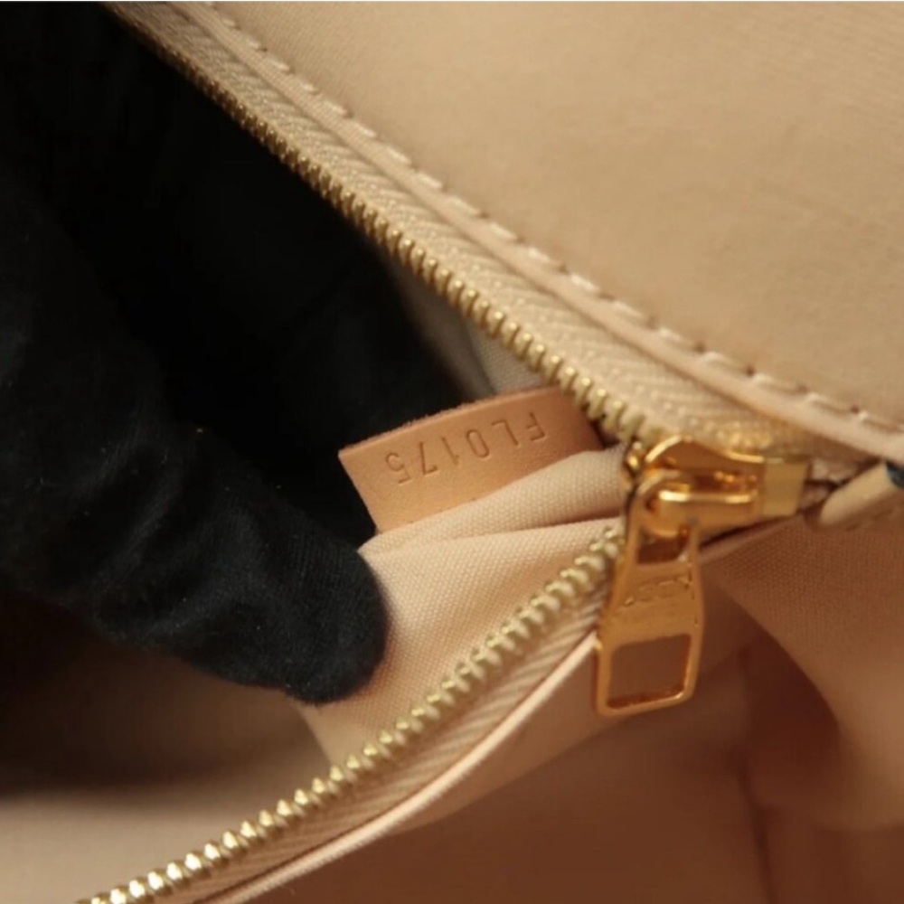 💥She's a Unicorn!!💥Louis Vuitton Two-tone Monogram Leather Vernis Tote Bag✨✨✨ - Picture 9 of 12